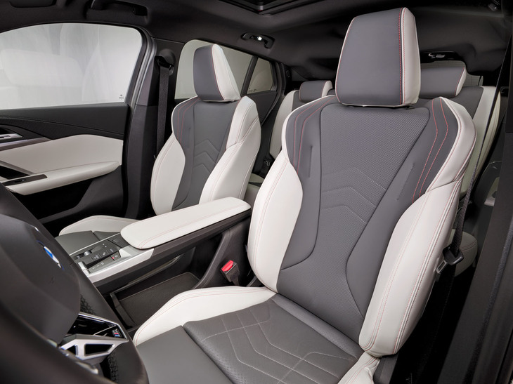 日本仕様はアルカンターラとヴェガンザ（ビーガンレザー）のコンビ表皮がスタンダードになるようだ。もちろんヴァーネスカレザーなどの豪華な仕立ても選べる。