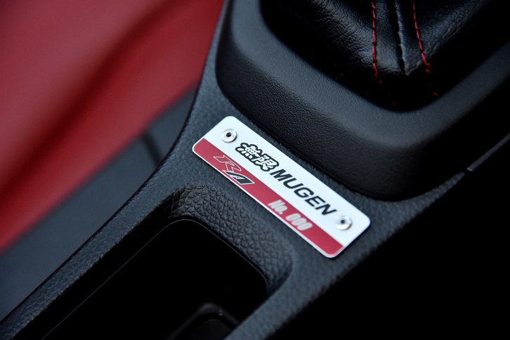 センターコンソールに装着されたシリアルナンバー入りのプレート。「S660 MUGEN RA」は、660台の台数限定で販売された。
