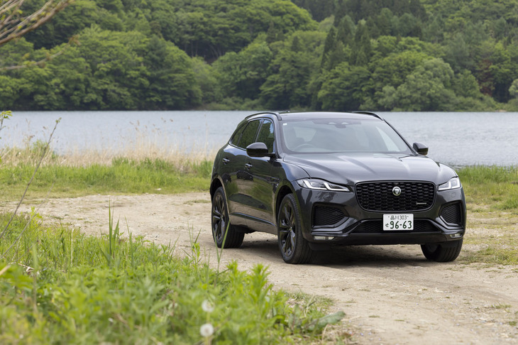 ジャガーの新たなPHEVとしてラインナップに加わった「F-PACE R-DYNAMIC HSE P400e」。今回はシャープな印象の外板色「カルパチアングレイ」をまとった車両を福島・裏磐梯へのロングドライブに連れ出した。車両本体価格は1150万円。