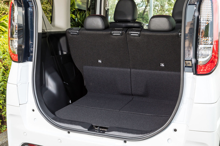 後席を一番前に固定したときの荷室はご覧のとおり。スーパーマーケットのかごが縦に入るくらいの奥行きがある。