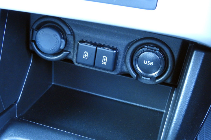 スズキ・スイフト ハイブリッドMZ（USBポート＆シガーソケット）