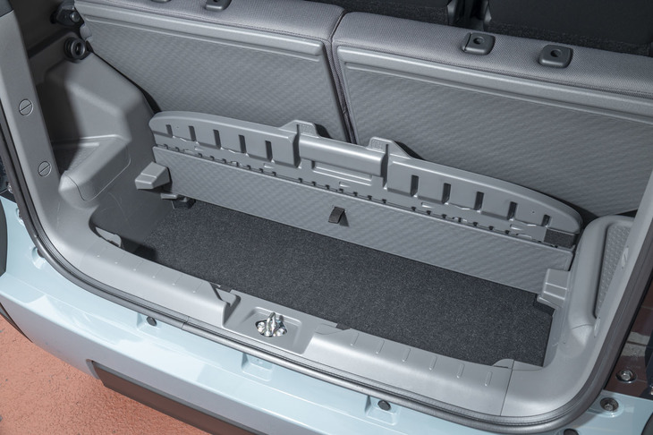 フロアボードは脱着式で、使用しないときは写真のように収納が可能。コンビニ袋などの荷物がかけられるよう、縁には突起（耐荷重1kg）が設けられている。