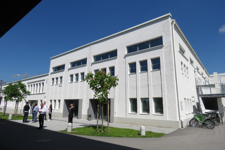 サービスガレージの奥に位置するイベントホールは、かつて工場として使われていた建屋である。古いものを大切に使おうというこの姿勢については、歴史ある建築をどんどん壊し、旧車オーナーに増税を強いるどっかの国にも見習ってもらいたいモンである。