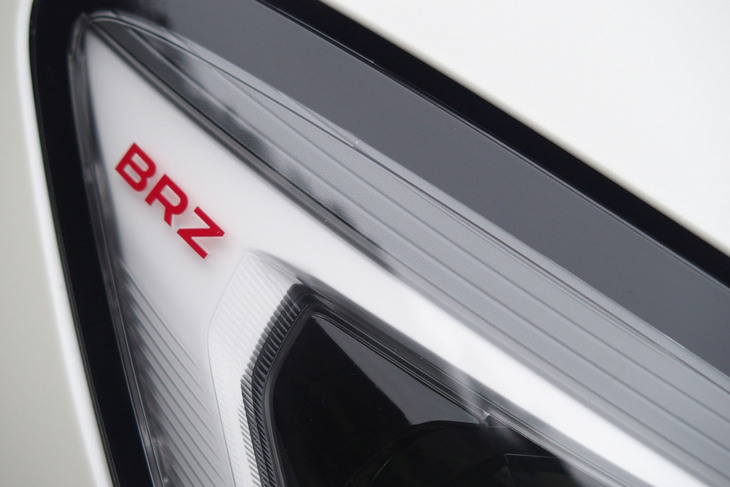 スバルBRZ STI Sport（ヘッドランプの「BRZ」チェリーレッドレターマーク）
