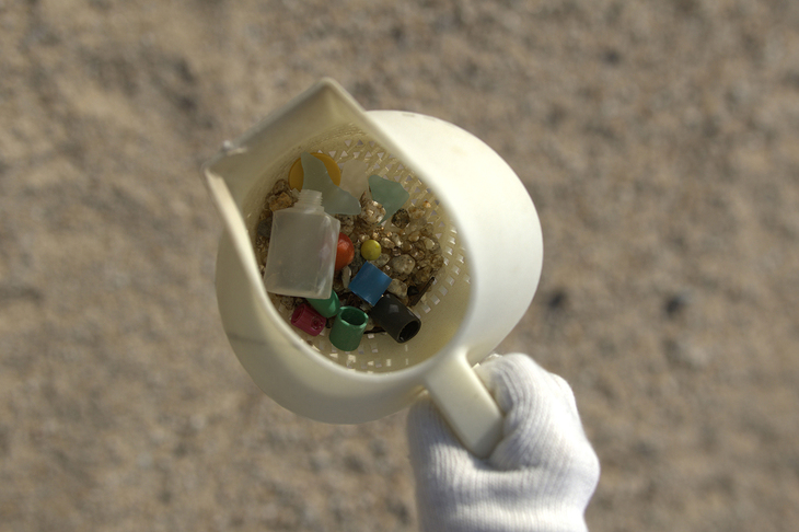 これは底にいくつも小さな穴が開いており、細かなゴミと砂を分別するための器具。ビーチクリーン活動は砂との戦いである。