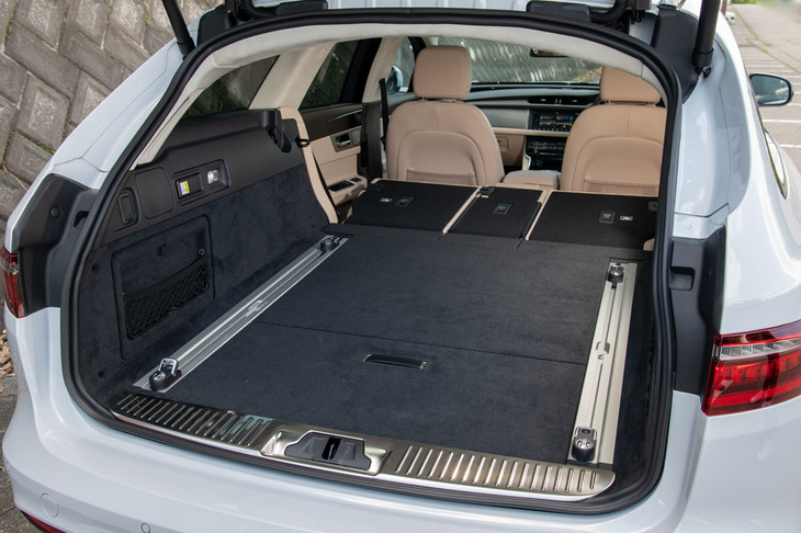ラゲッジルームの容量は565リッター。40：20：40分割が可能なリアのシートバックをすべて倒すと1700リッターまで拡大できる。倒れたシートバックの上はほぼフラットになっており、使い勝手は上々。