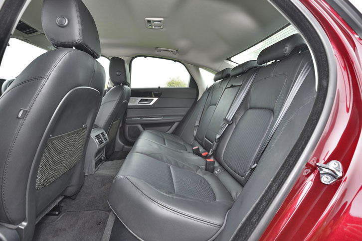 後席は、旧型と比較してニールームが24mm、ヘッドルームが27mm拡大された。レッグルームはクラス最大をうたう。