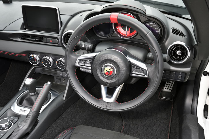 インテリアのデザインは、ベースとなる「マツダ・ロードスター」と基本的に同じ。しかし、ステアリングの中央にアバルトのエンブレムが付くと雰囲気が変わるから面白いものだ。
