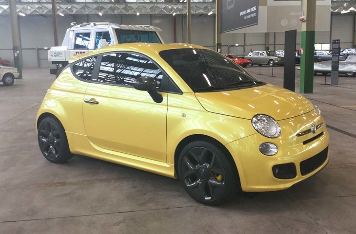 おなじみの「フィアット500」だが、こちらはルーフからリアに注目してほしい。なだらかなラインを特徴とする。「フィアット500クーペ ザガート」は、デザインスタディーの目的でフィアットデザインセンターの依頼でミラノの老舗カロッツェリア、ザガートが製作したプロトタイプ。2011年のジュネーブモーターショーで公開された。エンジンは最高出力105PSのツインエアが搭載されている。