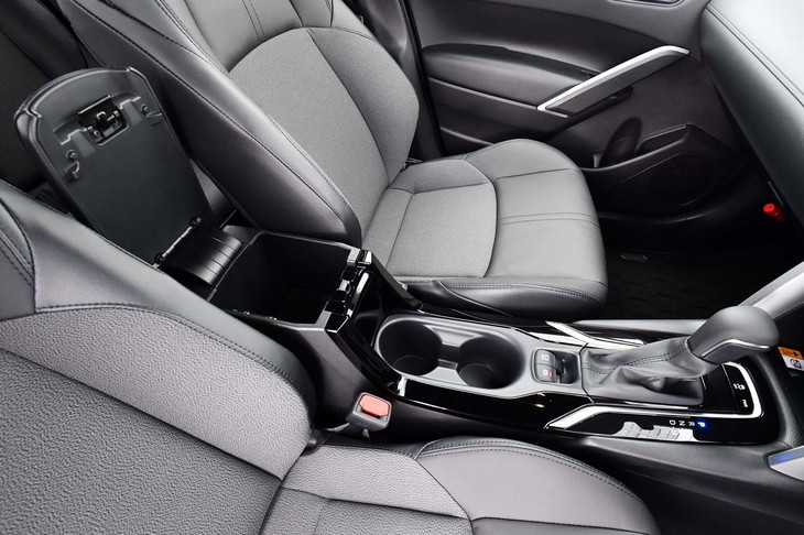 前席のシート間には小物入れやカップホルダーが並ぶ。ドリンクホルダーは、ドアパネル側にも備わる。