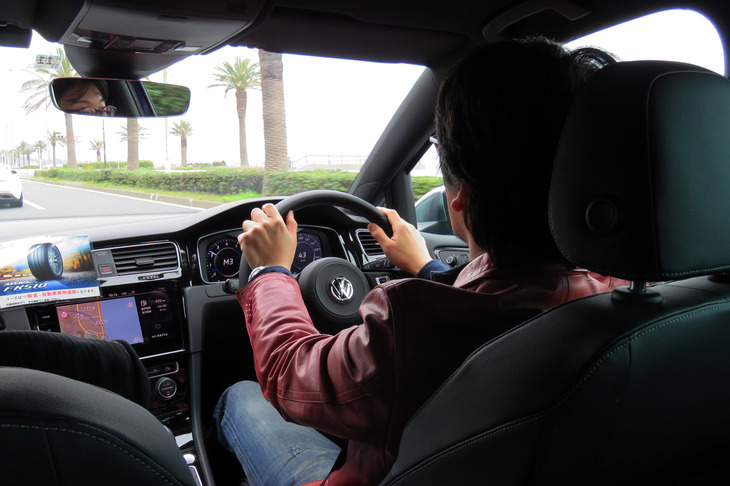 試走は試験場などのクローズドコースではなく、神奈川県の一般道および高速道路にて行われた。