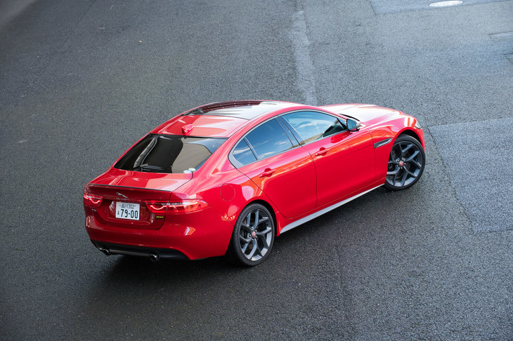 2014年のジュネーブモーターショーで世界初公開された「ジャガーXE」。ジャガーにとって、2008年モデルを最後に生産を終了した「Xタイプ」以来となる、ひさびさのDセグメントセダンだった。