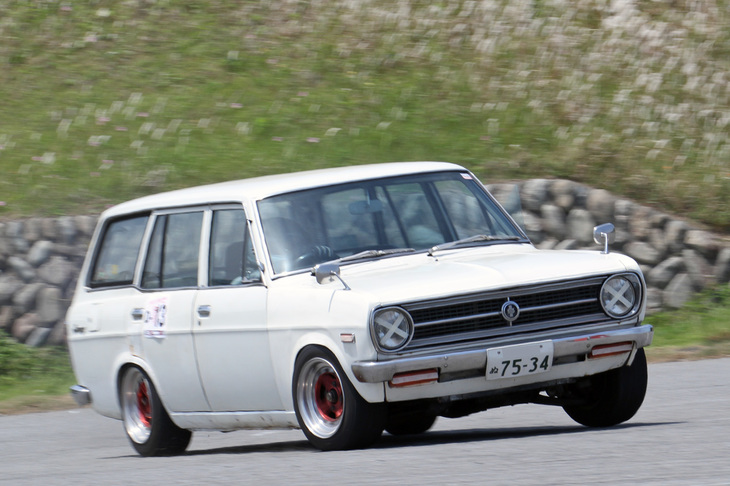 多くのスポーツカーを抑えてDクラス9位に割り込んだ「ダットサン・サニーバン」（VB110）。