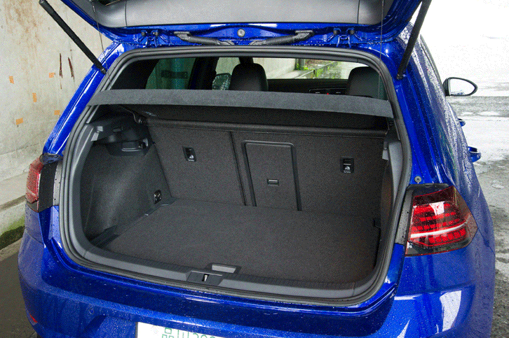 スポーツモデルといえども、ユーティリティー性能が犠牲になっていないところが「ゴルフR」のよさ。使い勝手のいい荷室も標準車と同様。（写真をクリックすると荷室のアレンジが見られます）