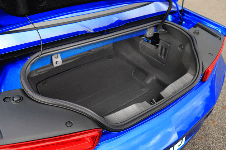 トランク容量は7.3立法フィート（約207リッター、本国仕様）。ルーフを開ける際にはパーテーションで荷室を仕切る必要があり、さらに容量が小さくなる。