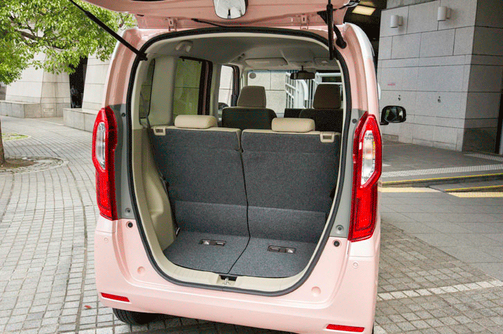 テールゲート開口部の地上高は、従来型よりも75mm低められた。（写真をクリックすると荷室のアレンジを見られます）