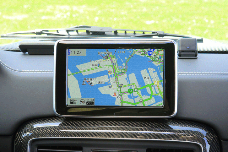 ダッシュボードの中央に設けられたインフォテインメントシステムのモニター。（写真をクリックすると、「360°カメラシステム」の表示が見られます）