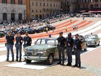 「ミッレミリア・フレンズ」に参加したイタリア国家警察交通機動隊の歴史車両。先頭は1961年式「アルファ・ロメオ・ジュリエッタ1300TI」。