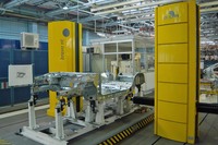 工場内でベアシャシーとご対面。「ステルヴィオ」のもの……と思われる。おそらく。