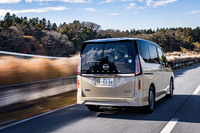 山坂道でドシッとした安定感が増しただけでなく、アクセルオンでもより素直に曲がってくれた「セレナe-4ORCE」。フラット感が明確に増したような印象を覚えたのは、専用のサスペンションチューンに加えて、e-4ORCEの効果もあると思われる。前後重量配分はe-POWERの2WD車が56：44であるの対して、4WD車のe-4ORCEは53：47となっている。