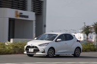 「ヤリス ハイブリッドZ」（16インチホイール装着車）の最小回転半径は5.1m。同5.2mの「フィットe：HEVネス」に小回り性で勝る。