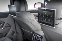 試乗車には「リアシートエンターテインメント」システムが装着されていた。