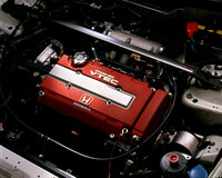 エンジンには高圧縮比を実現する専用ピストンを採用。吸排気損失の低減やバルブの追従性向上、パーツの高精度化、フリクションロスの低減などが図られた。