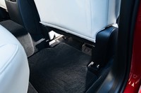 前席の下が大きく開いており、ゆったりと足を入れることができる。