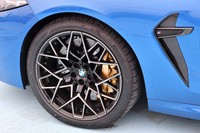 ホイールのサイズは前後とも20インチ。その奥に見える「Mカーボンセラミックブレーキ」はオプションで、価格は120万5000円。