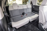 「フリード エアーEX」の3列目シート。リアクオーターガラスの面積を拡大し、さらに肩回り空間を65mm広げたことで、先代モデルを上回る快適性を実現している。