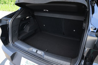 後席を使用した際の荷室容量は415リッター。後席の背もたれを前方に倒して荷室を拡大することもできる。ハンズフリー電動テールゲートが全車に標準で装備されるのも「ジュニア」のセリングポイントだ。