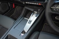 背丈を抑えたシフトセレクターはつまんで操作するスイッチ式。シャッターの下にカップホルダーが備わっている。