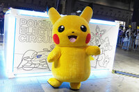 日本のキャラクタービジネスは誇張なしに世界を席巻している。写真は2024年のフォーミュラE 東京E-Prixにて、レースを差し置いて子供たちの人気を集めてきたピカチュウさん。