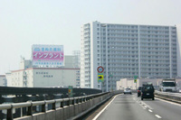 首都高速1号線勝島に設置された現在の「きぬた歯科」の看板。院長の顔写真のないデザインに変更されている。（写真＝きぬた歯科）