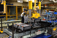 バッテリーの組み付け風景。「MX-30 EVモデル」用のバッテリーも、燃料タンクを後部に搭載する「MX-30ロータリーEV」用のバッテリーユニットも同ラインで組み立てられる。