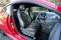 ウルトラスエードと合皮の表皮が貼られた「RZ“ハイパフォーマンス”」専用のプレミアムスポーツシート。サポート部分のサイズが他グレードのシートとは全く違う。