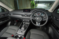 インテリアについては、ドアパネルのパワーウィンドウスイッチにイルミネーションを追加。また上級グレードの「Lパッケージ」では、腕を挟むなどしてケガをしないよう、パワーウィンドウに自動反転機構が採用された。