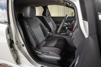 シートやドアトリムクロスには専用の表皮を採用。シートの縁を飾るレッドとグレーのツインステッチも目を引く。