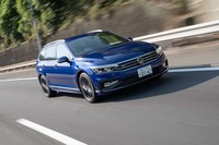 マイナーチェンジで同一車線内全車速運転支援システム「トラベルアシスト」が全車に標準装備となった。