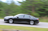 新型「A8」には電子制御可変ダンパー付きのエアサスペンションが標準装備される。速度を上げるほどにしなやかさとフラット感が強調されるタイプだ。