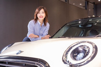 「MINIクーパー 5ドア」を購入したばかりというカーライフ・エッセイスト吉田由美さん。MINIつくばで“スターマークタイヤ”と呼ばれるMINI承認タイヤに関する話を聞いた。