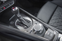 トランスミッションはデュアルクラッチ式の7段Sトロニック。駆動方式は4WDのみ。