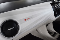 大胆にラインが描かれた、専用デザインのダッシュパッド。「beats audio」のロゴも添えられる。