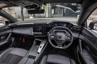 小径ステアリングホイールと10インチのデジタルヘッドアップインストゥルメントパネルを組み合わせたプジョー独自設計の「i-Cockpit（iコックピット）」を採用。内装の基本デザインは「308」に準じたものとなる。