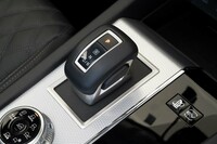 シフトセレクターはバイワイヤ式。アンロックボタンとともに握り込んで前にスライドさせるとリバースに、後ろにスライドさせるとドライブに入る。