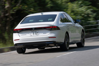 ハンズオフ走行機能や車線変更支援機能に加え、カーブでの路外逸脱警報機能や降車時車両接近警報、ドライバー異常時対応システムも備わる「アコードe：HEV Honda SENSING 360＋」。これでベースグレードとの差額が40万円なら、決して高い買い物ではないだろう。