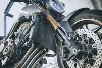 フロントフォーク（サスペンション）はスーパースポーツモデルに多く用いられる倒立タイプを採用。リアはモノサスとなっている。