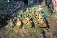 文殊仙寺の境内に奉（まつ）られる、南北朝時代の十六羅漢石像。