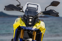 ヘッドランプのデザインには、「GSX-S1000」ゆずりの縦2灯のレイアウトを採用。「GSX-8S」も同じデザインとなっており、これからのスズキ車のデザインにおける、潮流のひとつとなりそうだ。