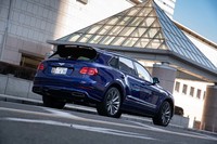 「ベンテイガ スピード」の国内販売価格は3000万円。ほかに、6リッターW12モデルの「ベンテイガ」が2907万5000円、4リッターV8モデル「ベンテイガV8」が2081万7000円でラインナップされている。